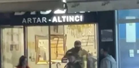 Pamje si në filma, katër persona të armatosur plaçkisin argjendarinë në qendër të Gostivarit