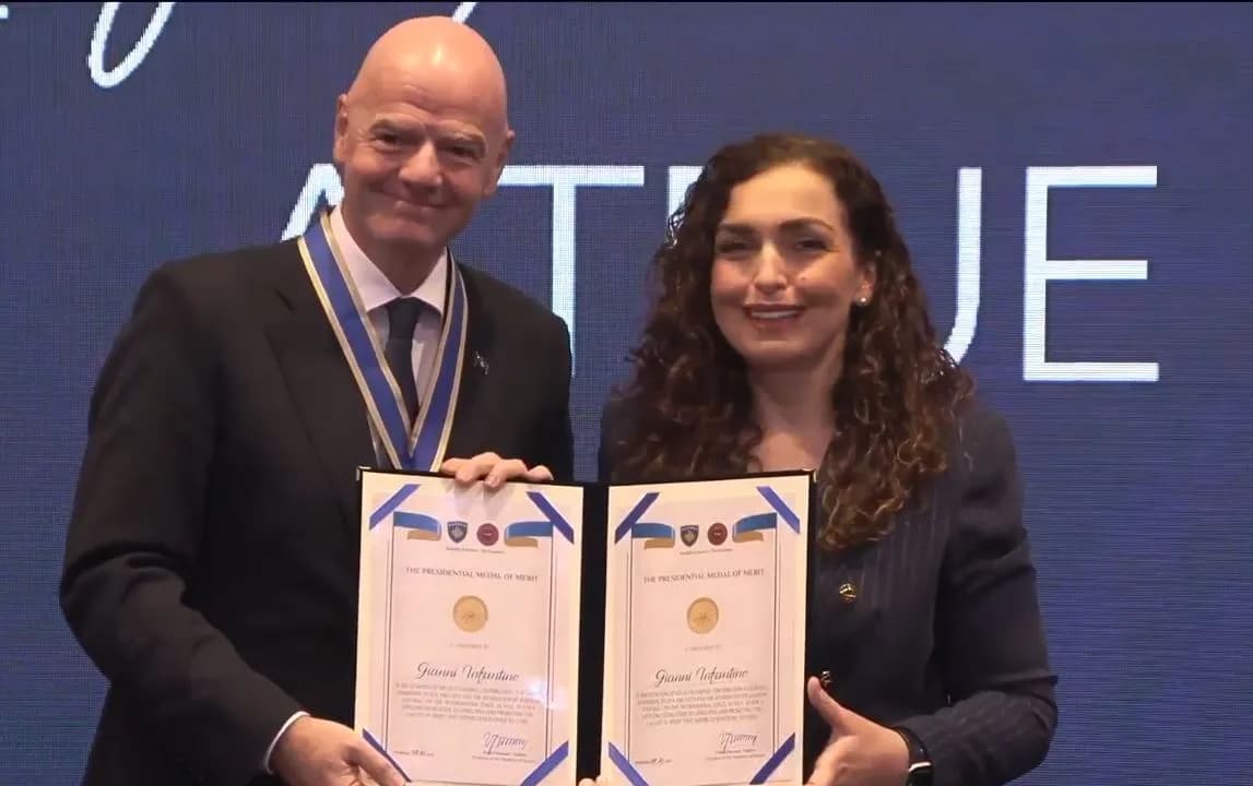 Presidenti i FIFA-s dekorohet nga prsidentja Osmani