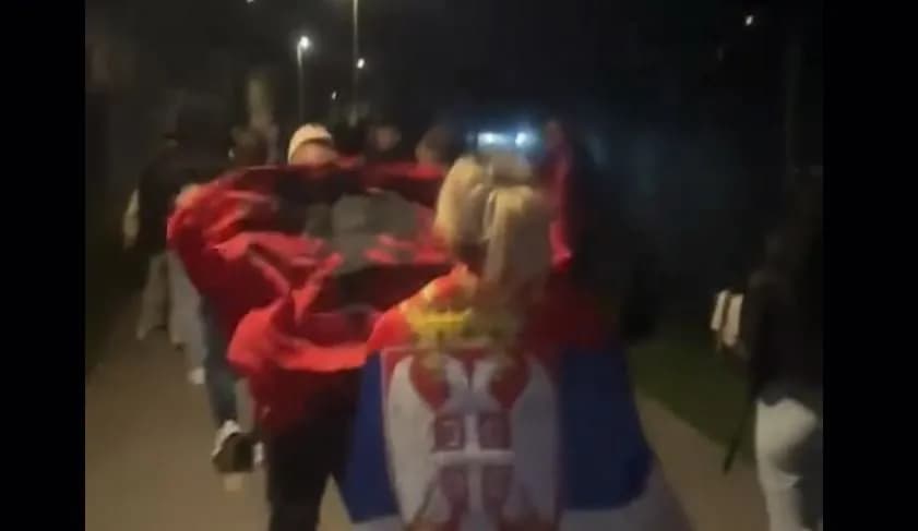 Publikohen pamje: Një shqiptar në Slloveni ia vendos flamurin kuq e zi në shpinë një tifozeje serbe