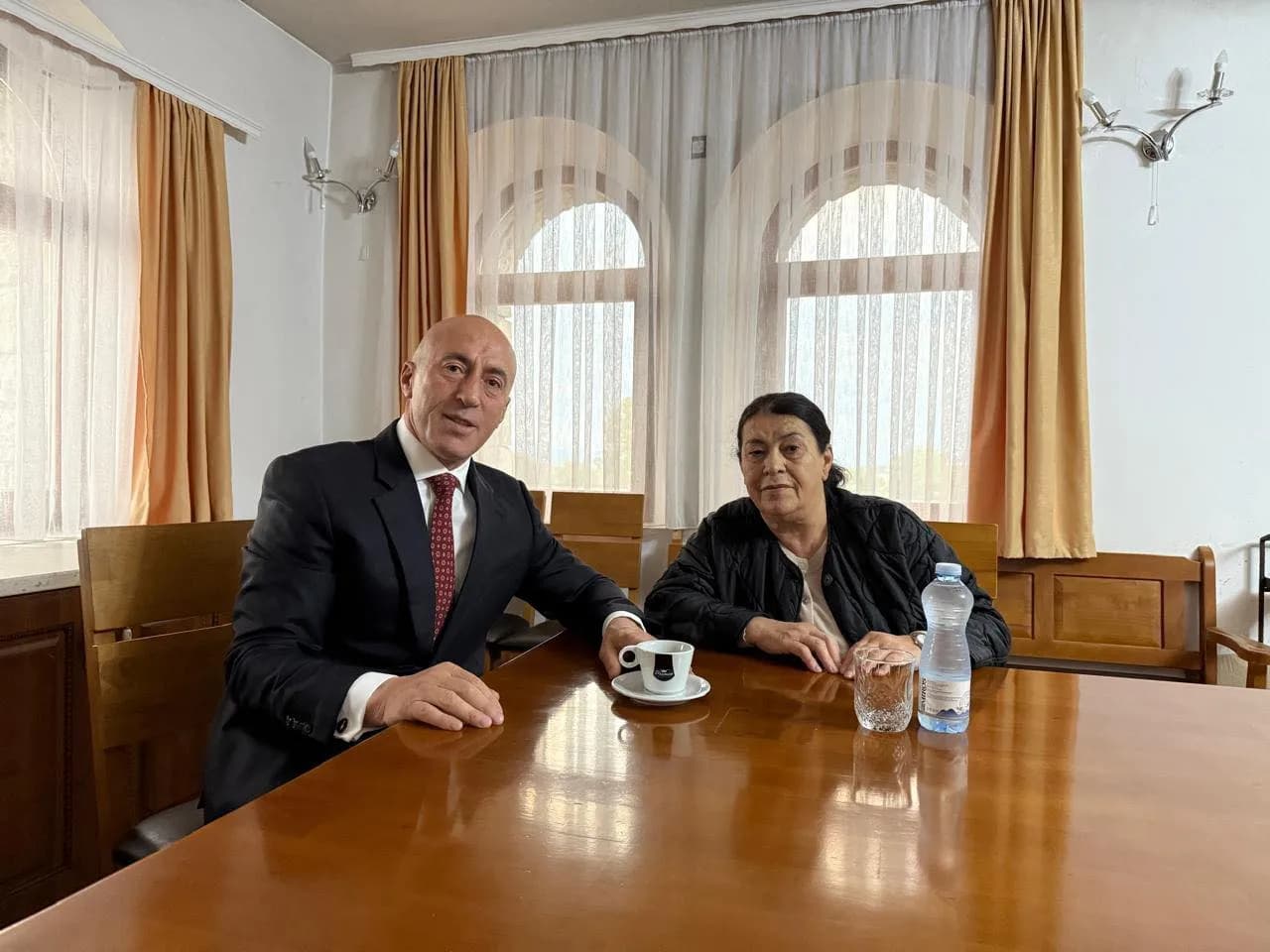 Ramush Haradinaj e nis ditën e zgjedhjeve duke pirë kafe me nënën