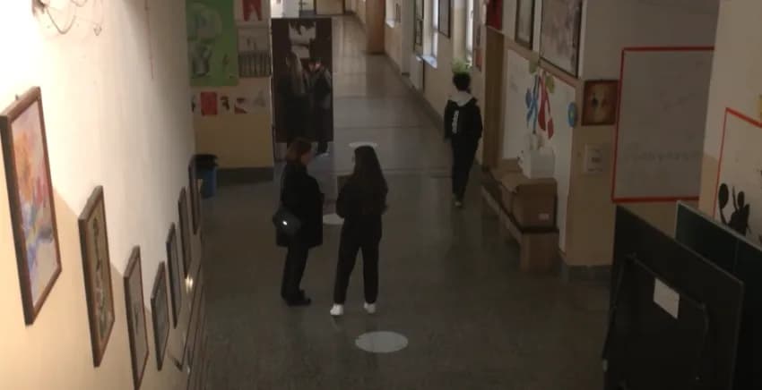 Raportohet se tre persona janë arrestuar në Fushë-Kosovë pasi asistuan qytetarët në votim