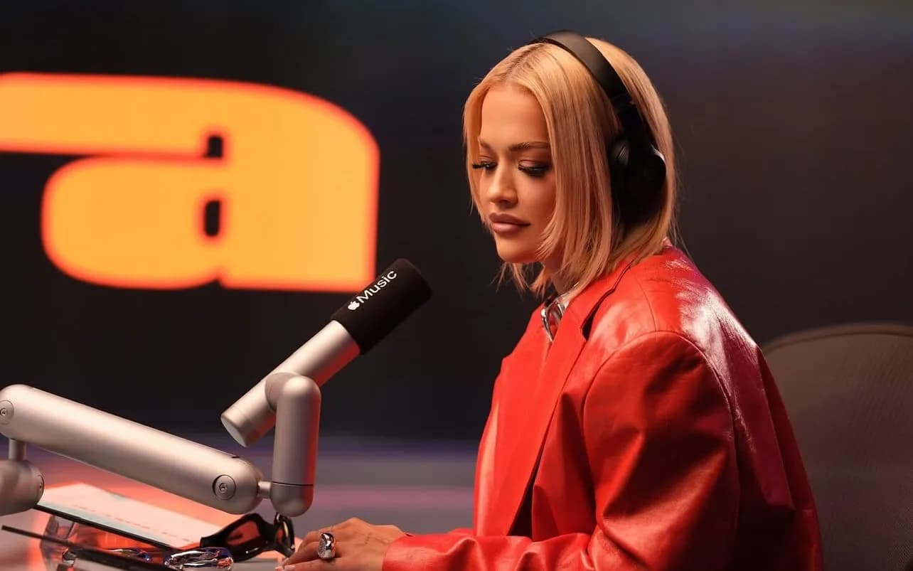 Rita Ora ‘rrëmben’ vëmendjen me linjat perfekte në një paraqitje të fundit