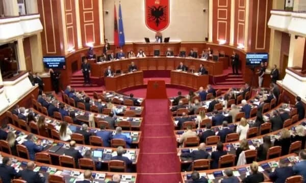 Rrëzohet kërkesa e opozitës në Shqipëri për shkarkimin e kryetarit të Kuvendit, Niko Peleshi