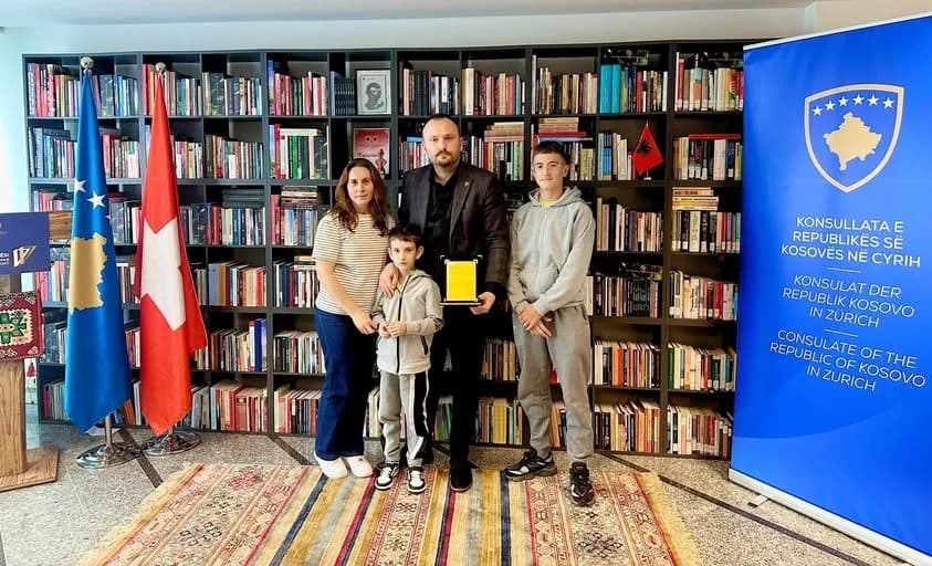 Shefi i Konsullatës në Cyrih, Berisha takohet me motrën e dëshmorit Adem Ukëhaxhaj, Fitneten