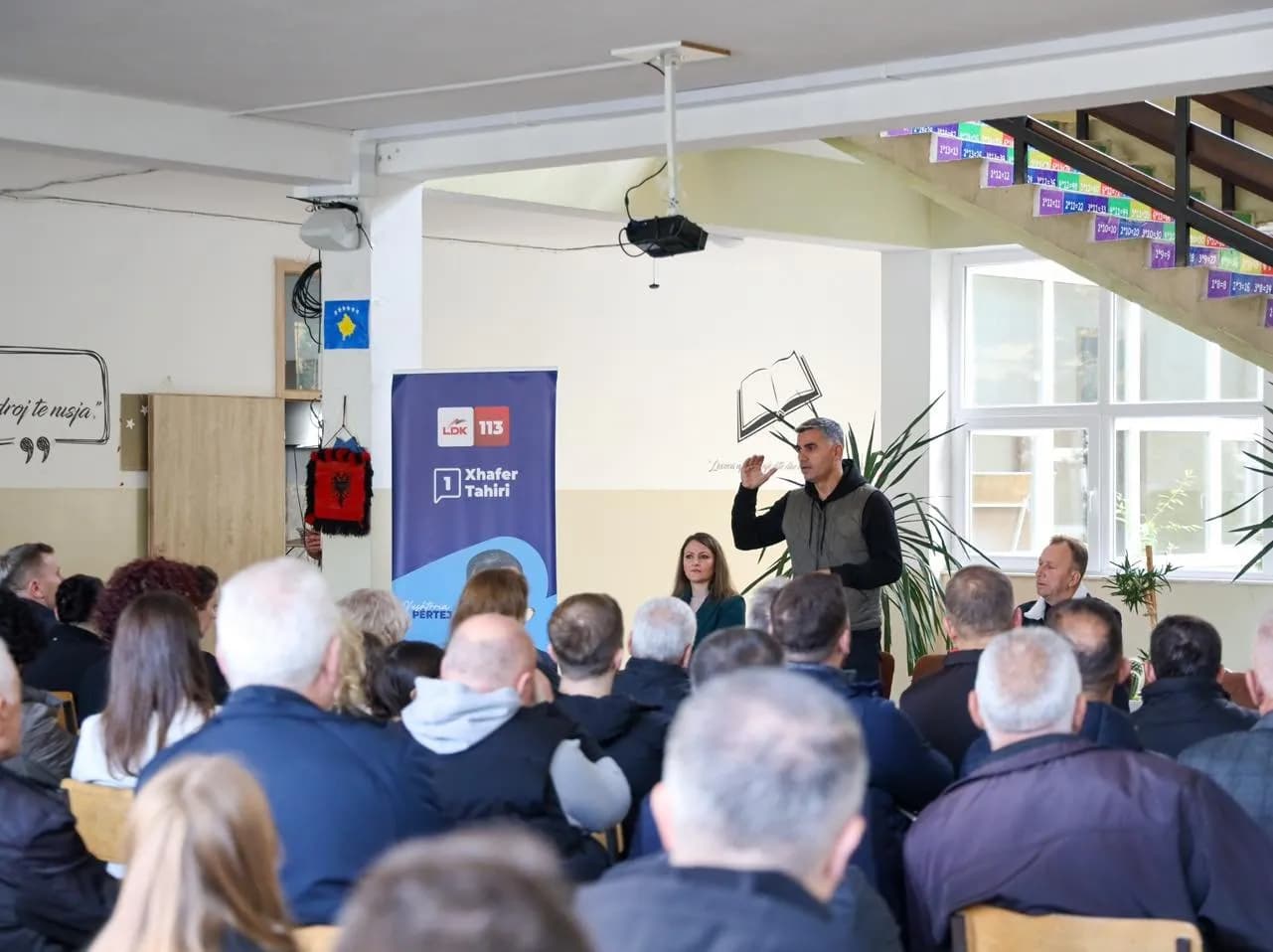 Tahiri pritet me entuziazëm nga banorët e lagjes “Lidhja e Lezhës” në Vushtrri
