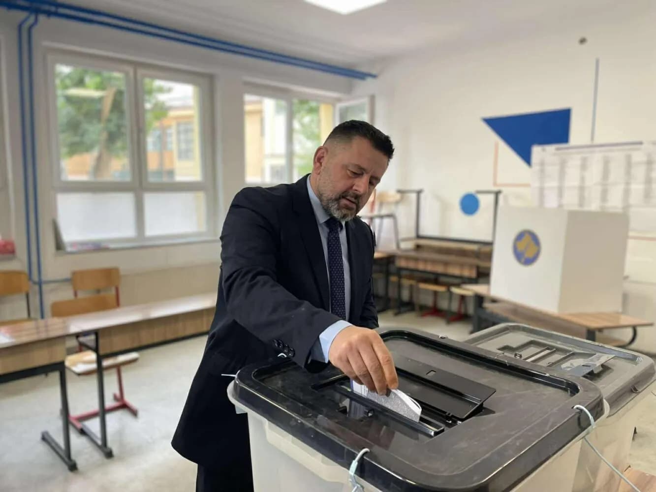 Voton kandidati i AAK-së për kryetar të Prishtinës, Bekë Berisha