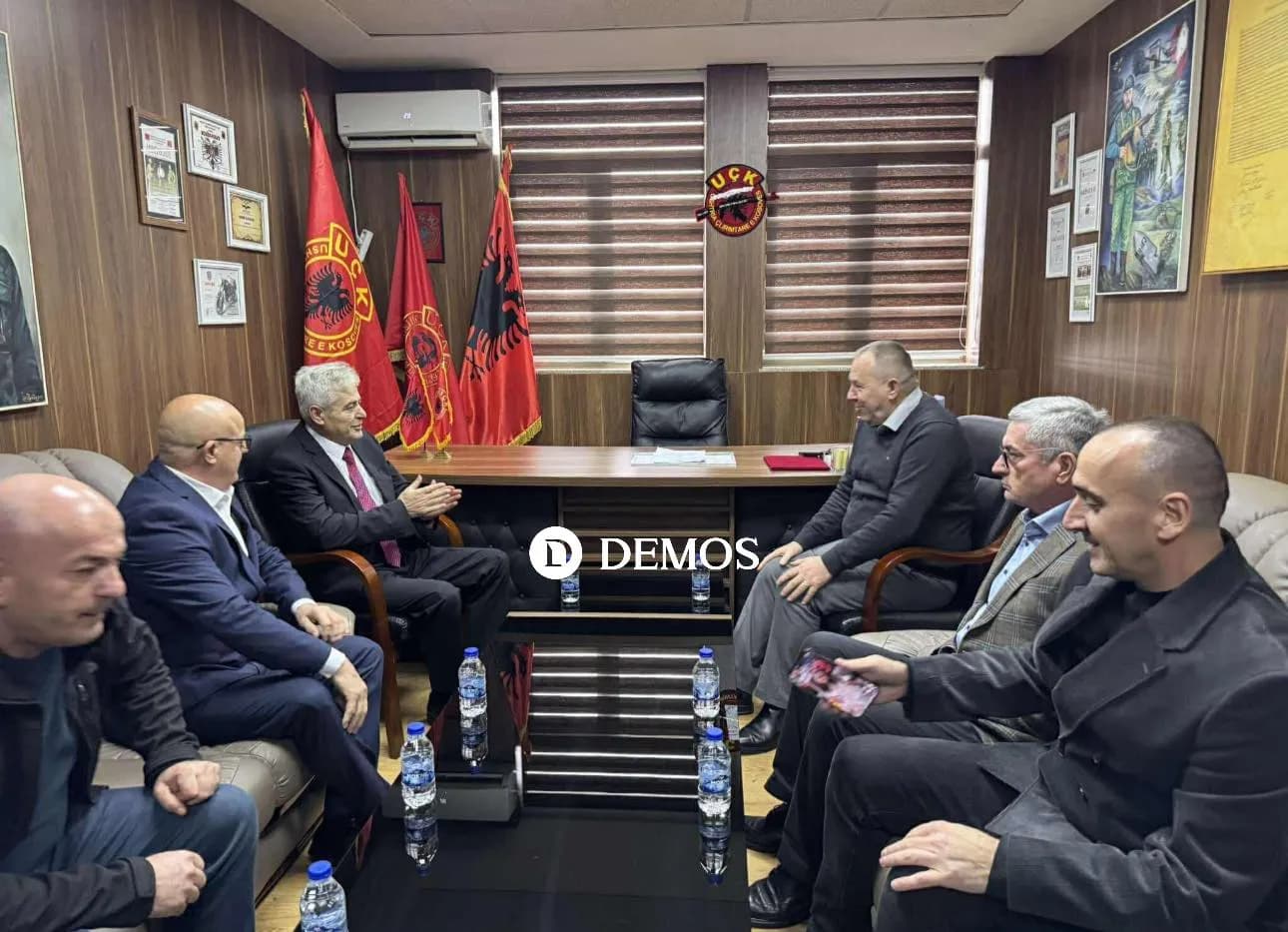 Ali Ahmeti arrin në zyrat e OVL UÇK-së, pritet nga krerët e organizatës