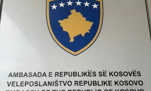 Ambasada e Kosovës në Lubjanë njofton qytetarët që kanë mbetur mbrëmë pa targa të automjeteve të lajmërohen