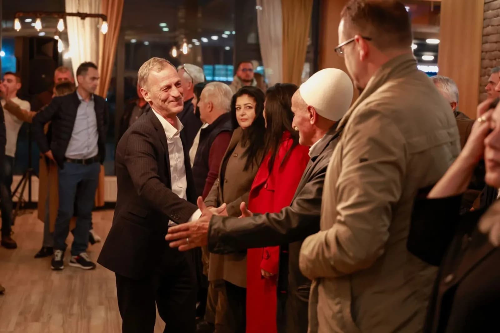Banorët e Fushë Kosovës e mirëpresin me entuziasëm Besnik Osmani: Po ecim drejt fitores