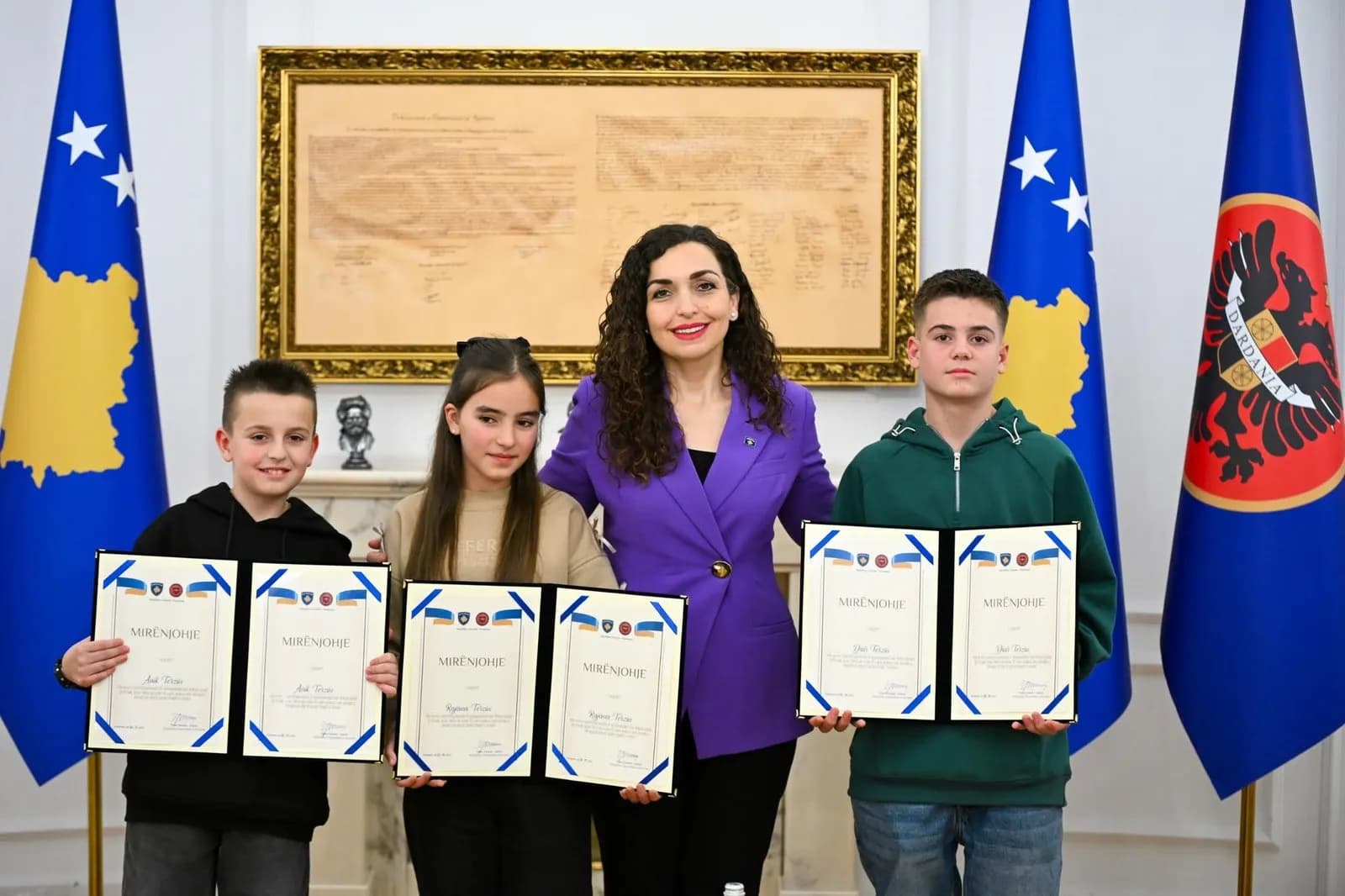 E gjetën dhe e dorëzuan në Polici kuletën me para, Presidentja Osman nderon tre fëmijët nga Ferizaj