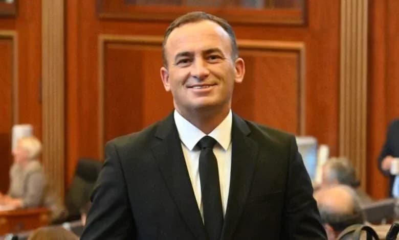 “E vetmja zgjedhje janë zgjidhjet”, Halil Thaçi ngatërron fjalët pak duke tentuar ta godasë Hykmete Bajramin