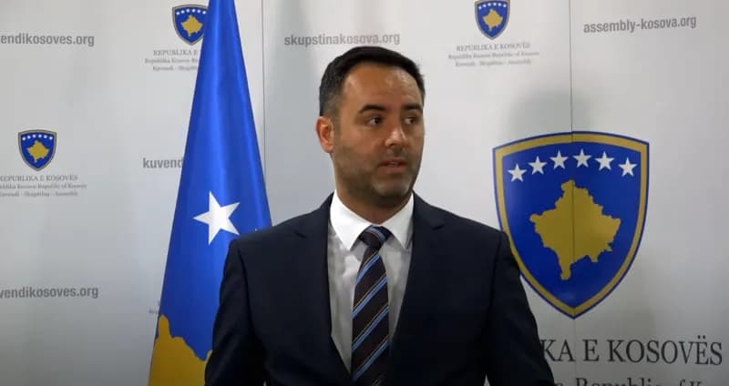 Epike: Konjufca e Haxhiu tallnin pushtetet e mëparshme “qysh po vareni nga votat e opozitës?”