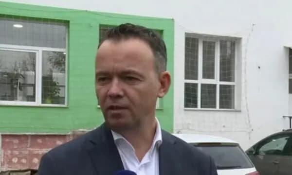 Hutohet Faton Peci, qytetarët thërrisnin emrin e Arian Tahirit kur ai po jepte intervistë