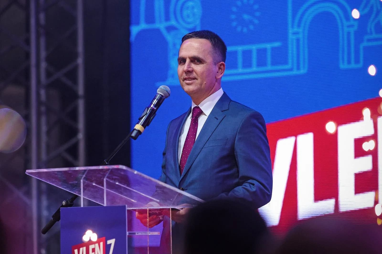 Kasami shpall fitoren në Tetovë, fton qytetarët të festojnë në sheshin “Iliria”