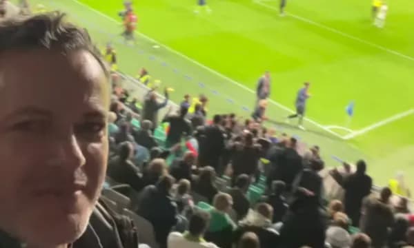Kosova duke fituar kundër Sllovenisë, Arben Gashi me video nga stadiumi si Lladrovci: Lujta, lujta