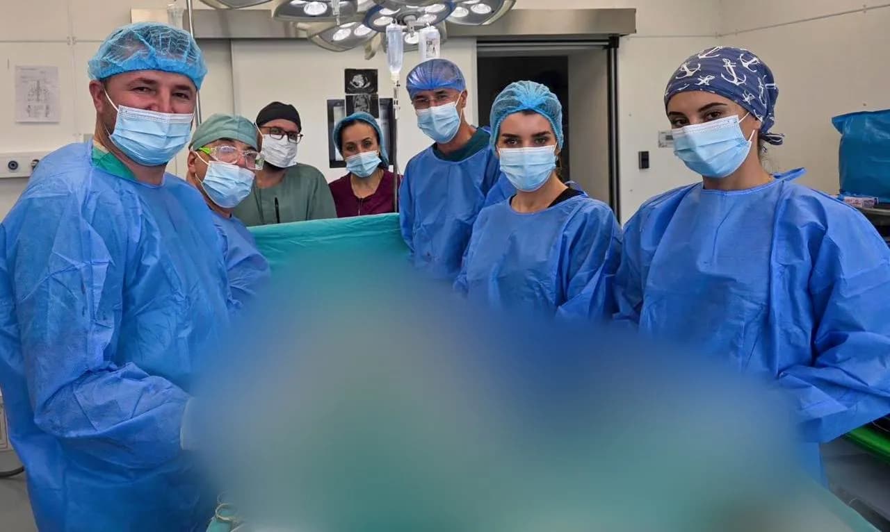 Kryhet një intervenim i rrallë në QKUK, pacientes i largohet tumori rreth 16 centimetra