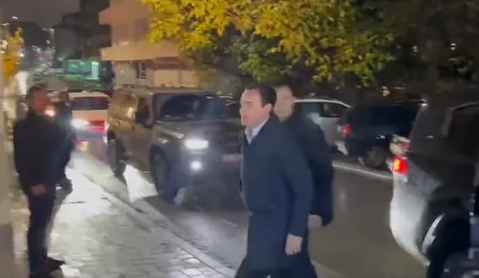 Kurti arrin në selinë e Vetëvendosjes, s’i komenton rezultatet e Exit Poll