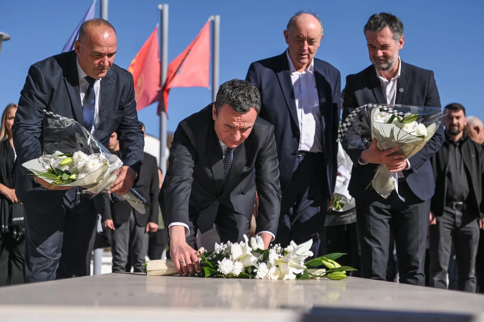 Kurti bën homazhe pranë varrit të heroit, Zahir Pajaziti: Frymëzim për ushtrinë e Kosovë