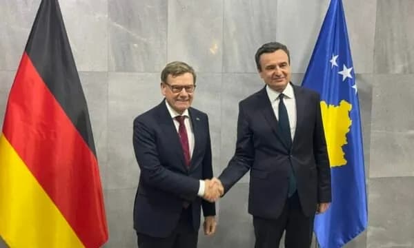 Kurti e pret në takim ministrin gjerman në ndërtesën e Kuvendit