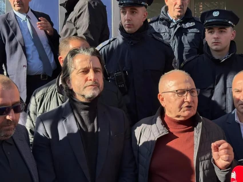 “Me 28 dhjetori le ta mbajnë këta festën”, punëtorët e “Trafikut Urban” i bëjnë thirrje Kurtit e Muratit: Dilni edhe takona