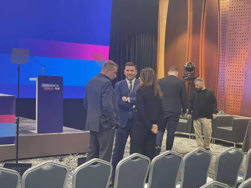 Memli Krasniqi nën shoqërim të Çitakut e Ramës në Konventën e PDK-së