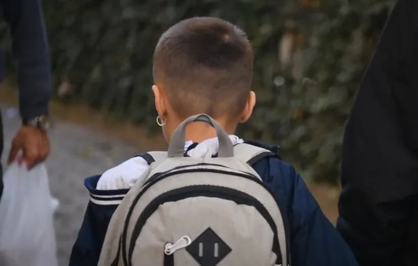 Mospajtimet në mes nënës dhe mësuesës e lën 6 vjeçarin pa mësim në Fushë Kosovë