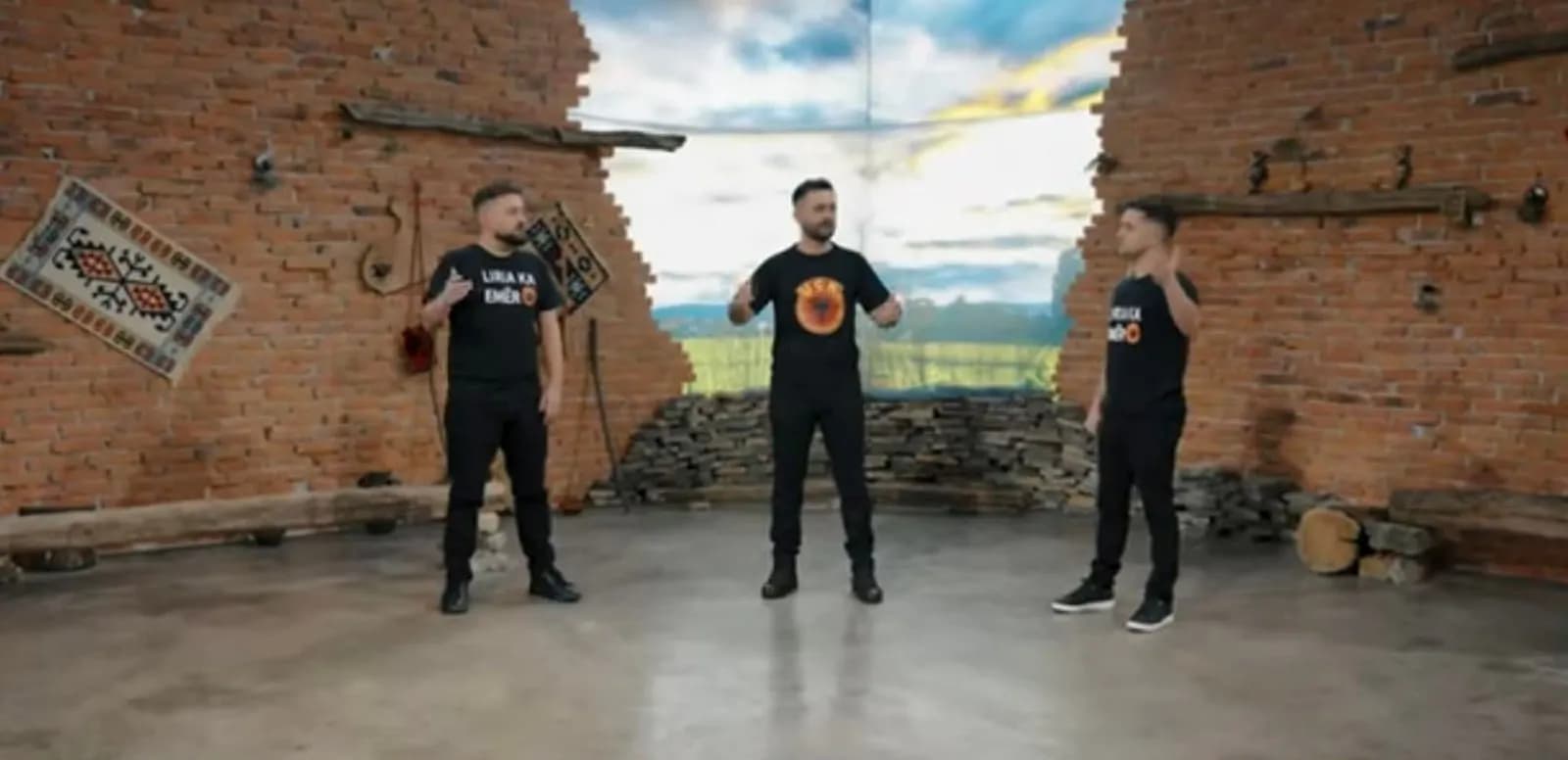 Nipat e Sefë Mleqanit me këngë për ish-krerët e UÇK-së në Hagë