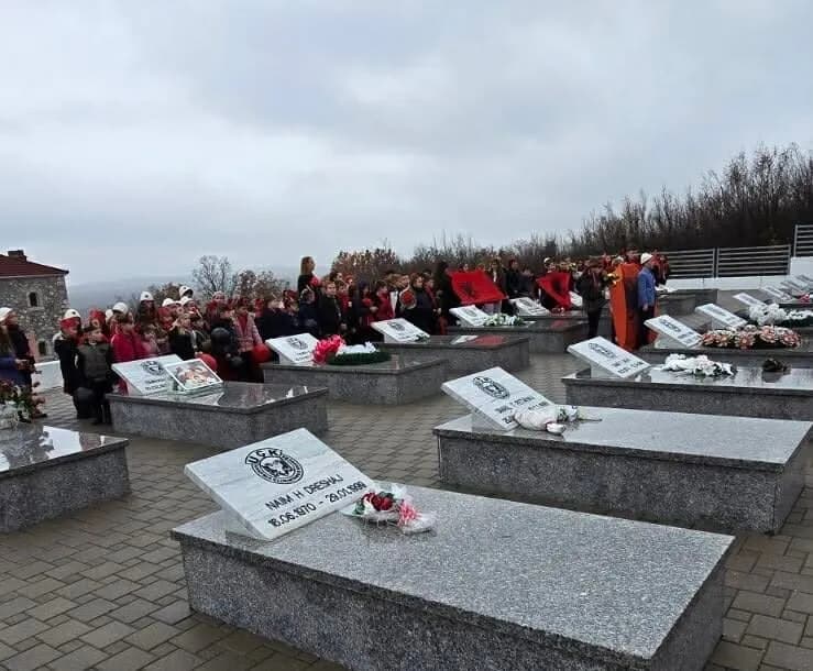 Një homazh i veçantë në Vrellë: Fëmijët e pajisur me flamuj kuq e zi vizitojnë memorialin e dëshmorëve të Istogut