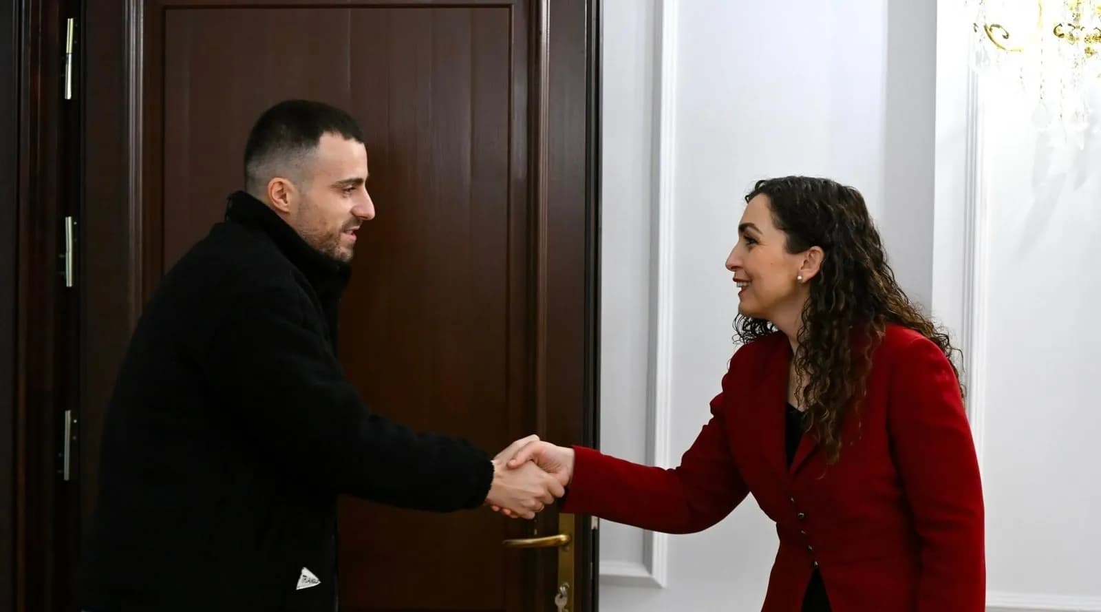 Osmani pret në takim Arbnor Spahiun pas lirimit nga Serbia: Qytetarët të shmangin udhëtimin përmes Serbisë