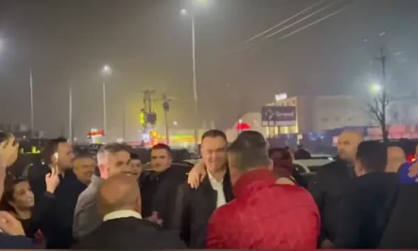 Peci shfaqet mes qytetarëve pas fitores, pritet me përqafime e tupana