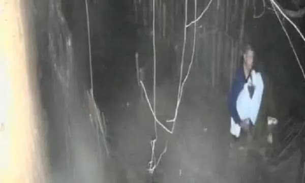 Përmbytet banesa në Pogradec, momenti kur kryefamiljari nxjerr fëmijët
