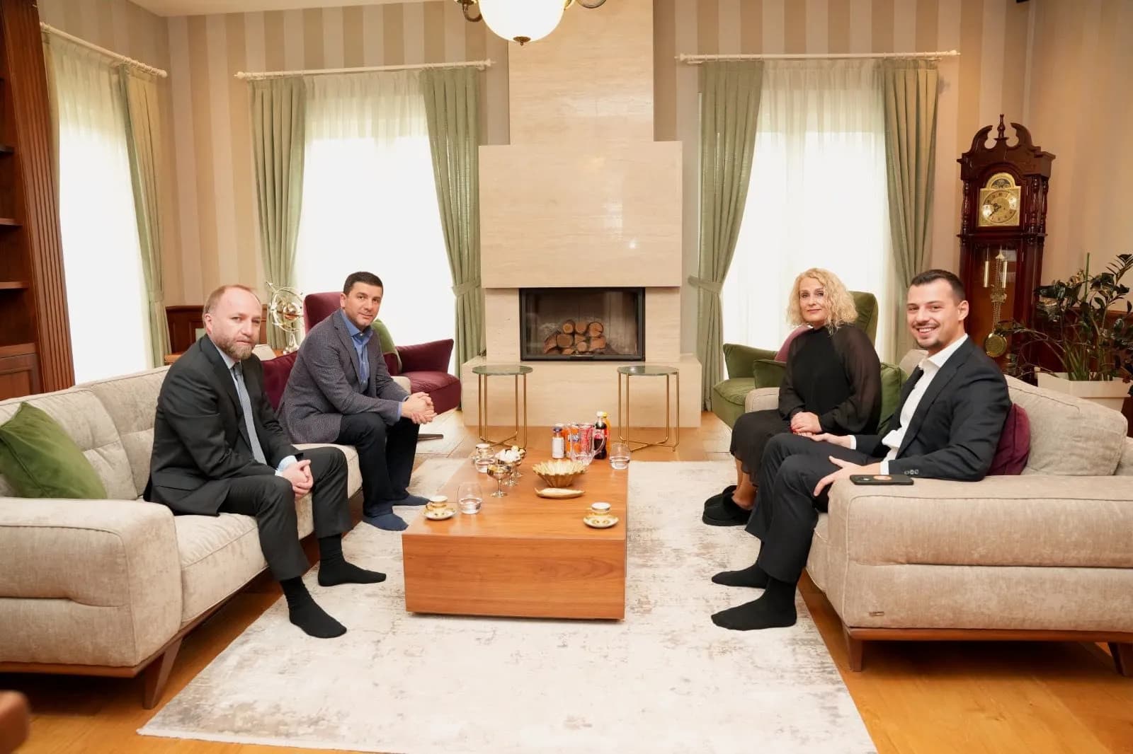 Pesëvjetori i arrestimit, Krasniqi me deputetë vizitojnë familjet e çlirimtarëve: Kosova ju pret