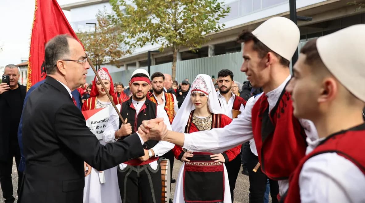 Preisdenti Begaj uron 28 Nëntorin nga Sheshi i Flamurit