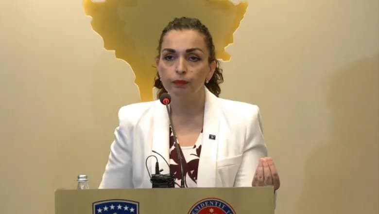 Presidentja Osmani mban konferencë pasi e shpërndau Kuvendin e Kosovës