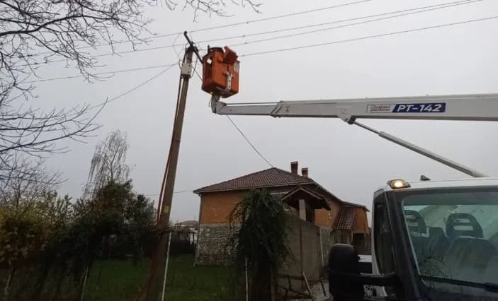 Prishje të rrjetit elektrik në disa zona për shkak të shiut, KEDS del me njoftim