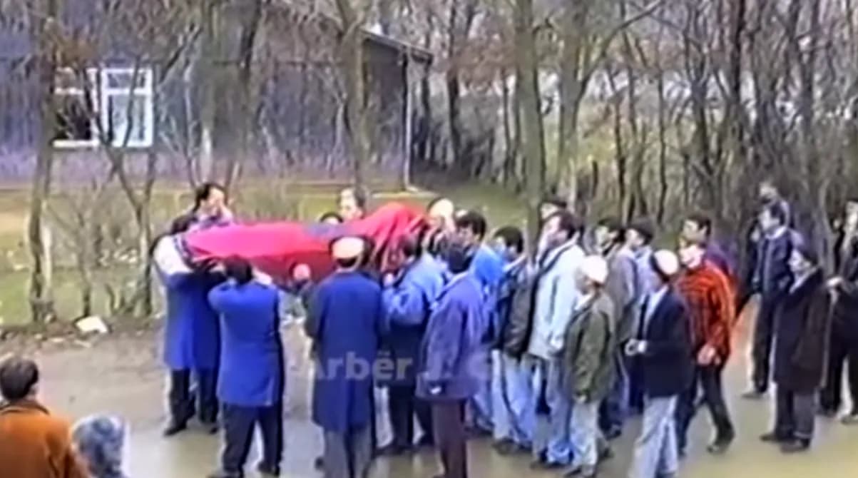 Publikohen pamje të rralla nga 28 Nëntori 1997: Dalja e parë publike e UÇK-së në ceremoninë e varrimit të mësuesit Halit Geci