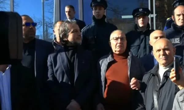 Rama bashkë me punëtorët e Trafikut protestojnë para Qeverisë