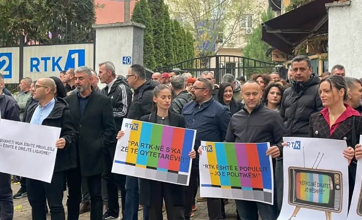 Rreth 700 punëtorë pa paga në RTK, sot sërish protestë