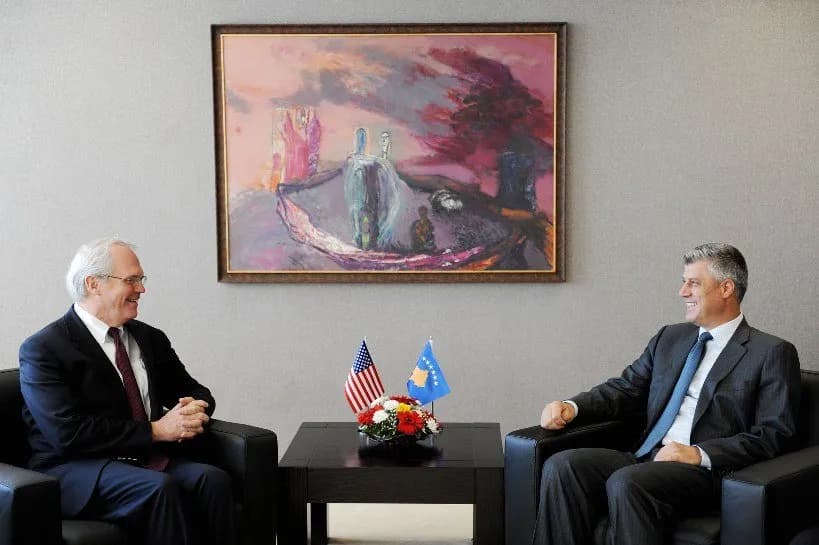 Shtyhen seancat në Hagë, shkak dëshmia e Christopher Hill