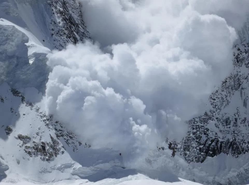 Stuhi të fuqishme bore dhe ortekë vdekjeprurës në Himalaje: Shtatë alpinistë italianë shpallen të zhdukur