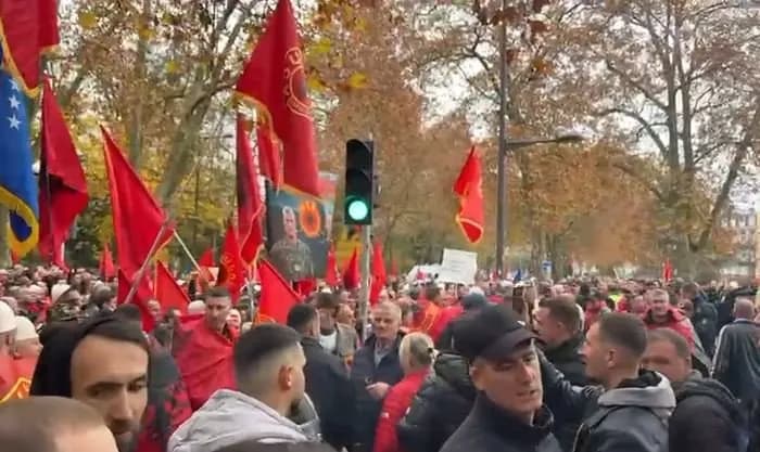 “UÇK tund Strasburgun” – Enver Hoxhaj publikon videon nga protesta e madhe në mbështetje të ish-krerëve të UÇK-së