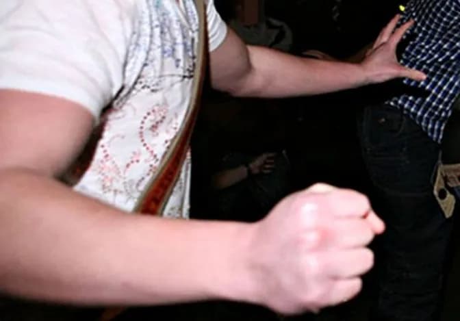 Vëllai sulmon fizikisht motrën në Pejë, arrestohet e më pas lirohet