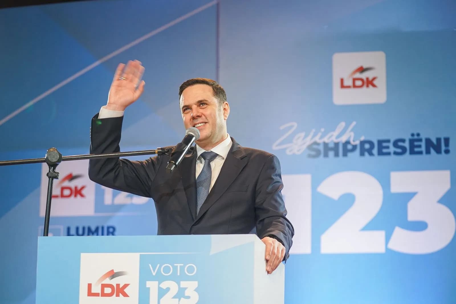 Abdixhiku: Populizëm në publik, korrupsion në WhatsApp