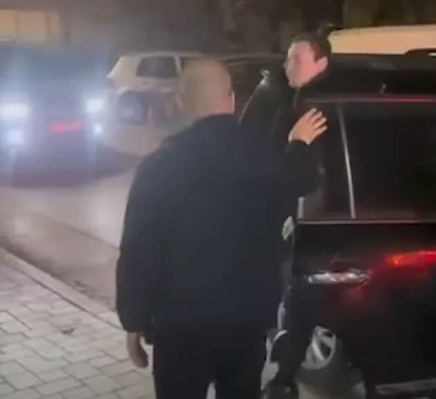 Albin Kurti shkon në selinë e VV-së, pak para se të mbyllën kutitë e votimit