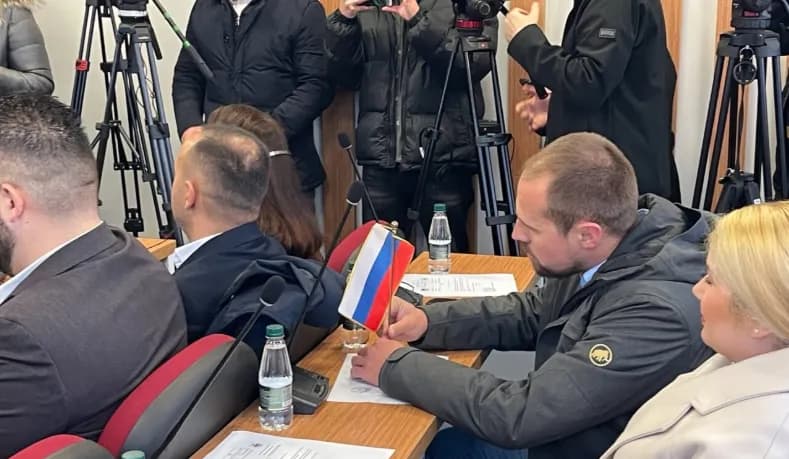 Asamblisti vendos flamurin serb para vetës teksa pritet betimi i kryetarit të Mitrovicës Veriore
