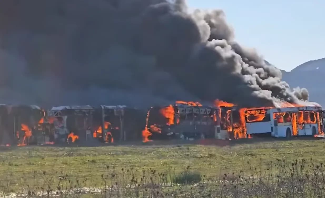 Digjen disa autobusë në një zonë parkimi në Durrës, tymi i zi mbulon zonën