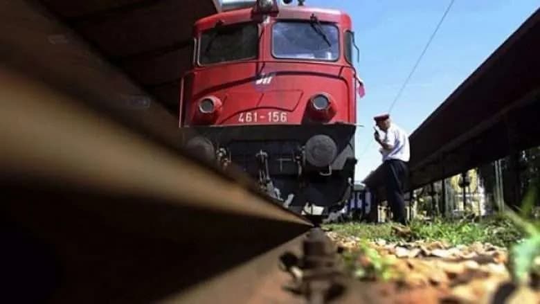 Dy të lënduar nga përplasja e trenit me një automjet në Drenas