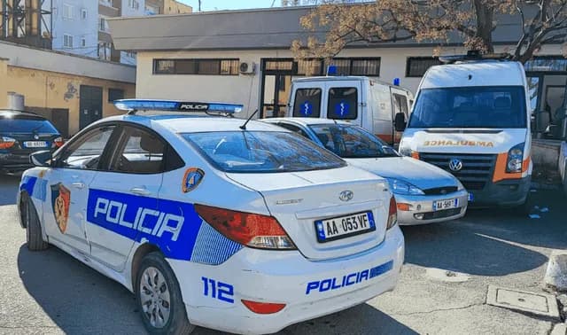 E rëndë- 18 vjeçari përplaset për vdekje nga makina pasi u ndal t’i ndihmonte shoferit