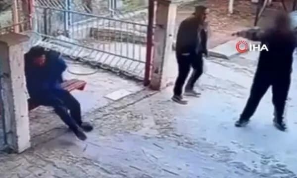E rëndë: Nxënësi e qëllon me armë zjarri drejtorin e shkollës në Turqi, kjo është arsyeja