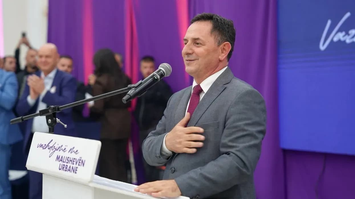Ekrem Kastrati fton anëtarët e ri të Kuvendit Komunal të Malishevës të bëjnë betimin për marrjen e detyrës